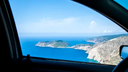 Cu ce să mergi în vacanță, în Grecia: cu avionul sau cu mașina?