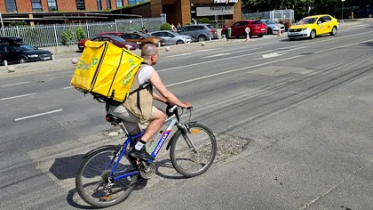 Au invadat străzile. Imigranții României muncesc peste 10 ore pe zi, pentru 2.000 de lei pe lună, ca să-ți aducă mâncarea, dar există o problemă