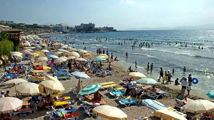 Stațiunea care a bătut Mamaia, turiștii au dat navală. Șezlongurile sunt la jumătate de preț față de restul litoralului