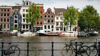 Amsterdam întoarce foaia. Orașul încearcă să scape de reputația de centru al dezmățului, ce le oferă turiștilor în schimb