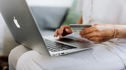 Câți bani au cheltuit românii anul trecut online. Ce au comandat de pe internet