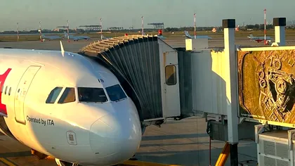 Filmarea dintr-un aeroport ce a provocat un scandal. ”Dacă ar fi văzut, pasagerii nu s-ar fi urcat în avion” Video