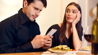 Ce este este fenomentul numit „phubbing” și cât de mult ne afectează viețile