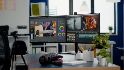 Cum pui fundaluri diferite pe fiecare monitor atașat la același computer