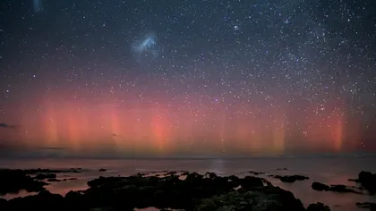 Aurora boreală roșie, fenomenul rar de pe cerul nopții. Care este cauza formării ei, ce pericole există