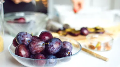 Diferențele dintre prunele negre și cele roșii. Ce substanțe conțin și ce efecte au asupra organismului 
