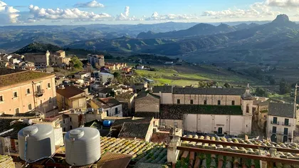 Și-au cumpărat o casă cu doar 5 lei și încă una de lux la prețul unei garsoniere din București, în Sicilia. Cum arată proprietățile. Foto