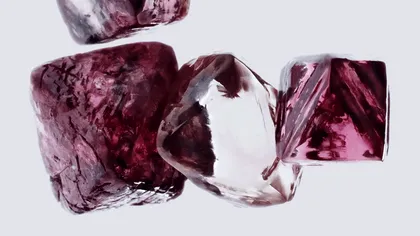 O descoperire inovatoare identifică ingredientul secret al diamantelor roz: care este secretul