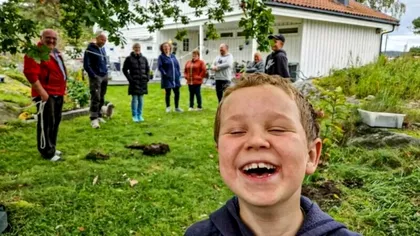 Această familie căuta un cercel pierdut prin grădină, dar ce au găsit sub un copac le-a schimbat viața