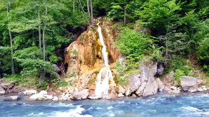 Locul din România desprins din basme: De ce trebuie să vizitezi Cascada Șipote de care puțini știu, în Munții Apuseni