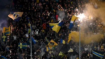 Scandal uriaș în tribunele meciului Petrolul - FCSB. Fanii au aruncat cu scaune și steaguri, un jandarm a fost rănit
