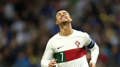 Cristiano Ronaldo, lovit de un fan care a intrat pe teren. Imagini incredibile de la meciul Bosnia - Portugalia