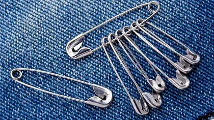 Cum a fost inventat acul de siguranță, o poveste fascinantă. A început cu achitarea unei datorii de 15 dolari, a devenit o parte din istorie