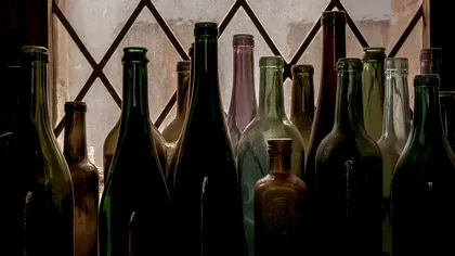 Istoria fascinantă a etichetării sticlelor. De ce aveau inscripții în relief, dar și culori și forme diferite