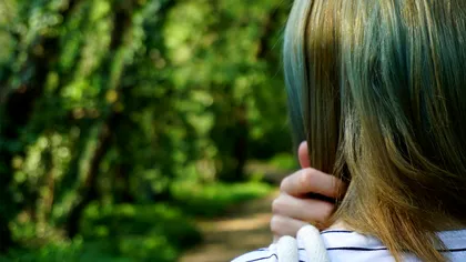 Motivul pentru care blondele se pot trezi cu părul verde. Cum pot preveni transformarea