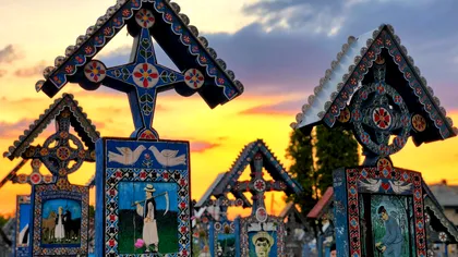 Singurul cimitir vesel din lume, în România. Versurile amuzante de pe crucile viu colorate, o ”bucurie” la Săpânța