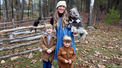 Ea este profesoara care a renunțat la tot și trăiește în pădure alături de copiii ei: „Nu o să-i las niciodată la școală și nici nu o să le dau teme”