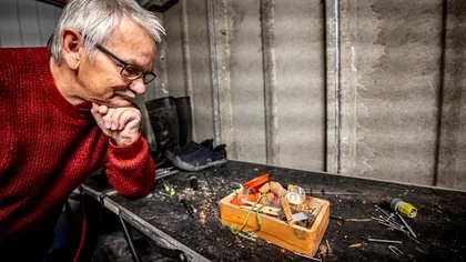 VIDEO Descoperire inedită în magazia cu unelte a unui bărbat. Cine îi făcea ordine noaptea, de fapt