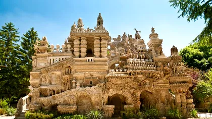 Impresionanta poveste a bărbatului care și-a construit un palat din „pietricelele adunate de pe drum”. Cine a fost Ferdinand Cheval [VIDEO]