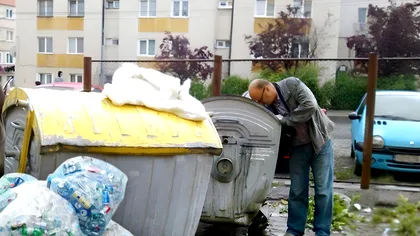 E putred de bogat, dar trăiește printre gunoaie. Incredibila poveste a bărbatului care a fost și prinț, și cerșetor VIDEO