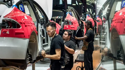 Tesla ar fi mărit salariile mai multor angajați. Cât câștigi acum, dacă ești angajat la gigantul lui Elon Musk