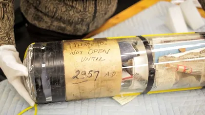 O femeie a găsit o capsulă a timpului veche de un secol, sub podea: Ce secrete ascunde obiectul misterios