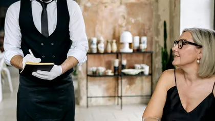 Oglinda serviciilor de excelență – despre tipuri de uniforme în industria hotelieră (P)