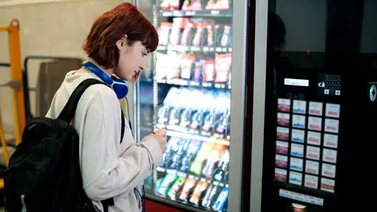 Automatele de cafea, sucuri și sandvișuri vor fi obligate să emită bon fiscal: Noua reglementare se aplică din octombrie 2024