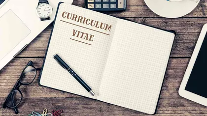 Cinci greșeli pe care le faci atunci când îți scrii CV-ul, potrivit unui expert în cariere