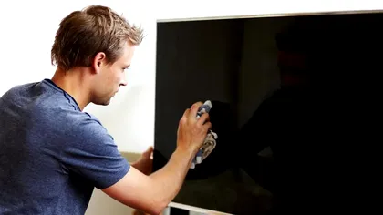 Cum să ștergi ecranul televizorului fără a lăsa urme: trucul cu care nu dai greș niciodată ca să nu-ți strici TV-ul