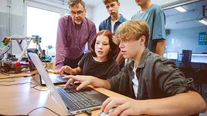 Oricine poate învăța programare în ziua de azi. Iată 4 sfaturi esențiale pentru începători