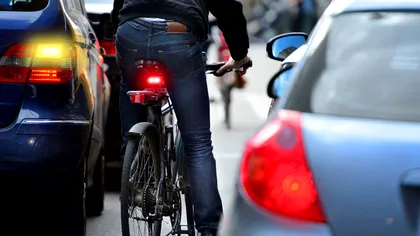 Rămâi fără permis de conducere, pe loc. Șoferilor români le este total interzis, pe anumite secțiuni de drum, să depășească biciclete sau trotinete, conform Codului Rutier 2024