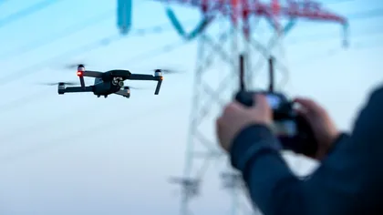 Dronele s-ar putea încarcă de pe liniile de curent: Care sunt riscurile asociate, conform specialiștilor