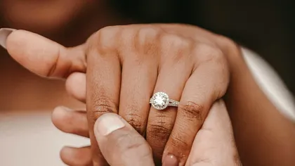 Următorul tău inel s-ar putea să aibă un diamant sintetic. De ce nu este fals, cum s-a făcut