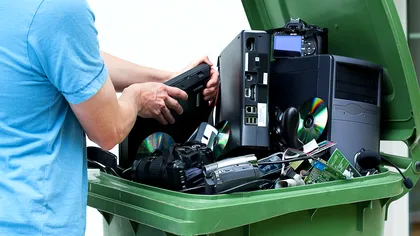 Această mașină de reciclare demontează vechile hard disk-uri, pentru a recupera componente VIDEO