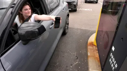 Și-a pierdut vocea la 21 de ani, dar inteligența artificială o ajută să vorbească. Aplicația de telefon care ”i-a redat” glasul