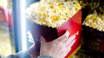 De ce mâncăm floricele de porumb atunci când ne uităm la un film pe Netflix, HBO sau mergem la cinema: istoria popcornului, o tradiție