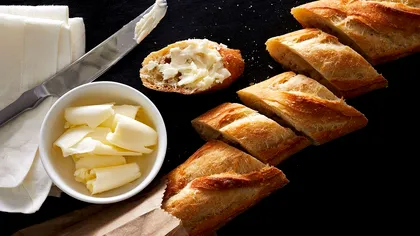 Specialiștii clasifică pâinea, untul și uleiul de gătit drept alimente ultra-procesate: De ce sunt periculoase