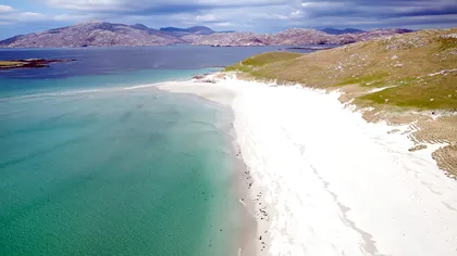 Plaja din Europa care se poate compara cu Maldive: Unde se află bijuteria ascunsă cu nisip alb și ape cristaline