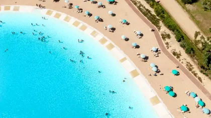 S-a deschis plaja artificială din București: Cât costă o zi de relaxare urbană la Lagoon Park