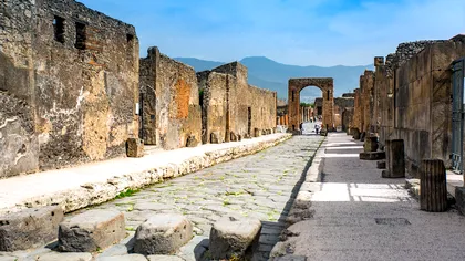 Arheologii din Pompeii au descoperit o cameră incredibil de rară, cu fresce uimitoare, ale unor figuri feminine