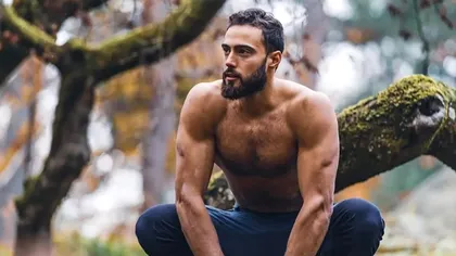 Acesta este Tarzan din viața reală: Atletul de parkour care se cațără prin copaci de 60 de metri în câteva secunde