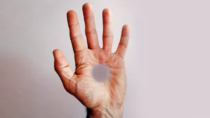 Iluzia bizară care te face să crezi că ai o gaură în palmă. Cum poți experimenta și tu acest fenomen și cum funcționează, de fapt [VIDEO]