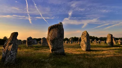Legenda faimoaselor stânci din Carnac. Vrăjitorul Merlin i-ar fi blestemat pe soldații romani, transformându-i în piatră