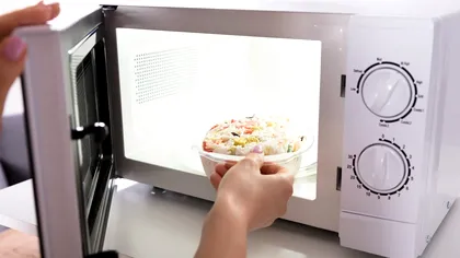 Microbii ascunși din cuptorul cu microunde: Cercetătorii avertizează asupra pericolului pentru sănătate
