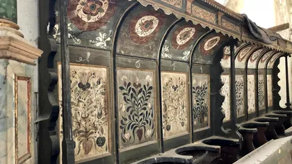 Comoara de la Teaca: Bănci pictate de meșterii sași, în anul 1611