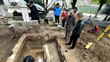 Descoperire bizară în curtea Bisericii Mavrogheni din București: Un sicriu de zinc
