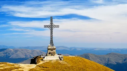Cea mai înaltă cruce din lume amplasată pe un vârf de munte este în România. Crucea de pe Caraiman, închinată eroilor români din Primul Război Mondial