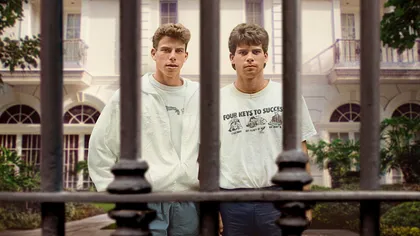 Celebrul caz al fraților Menendez, acuzați de dubla crimă a părinților lor, după care s-a realizat și serialul 