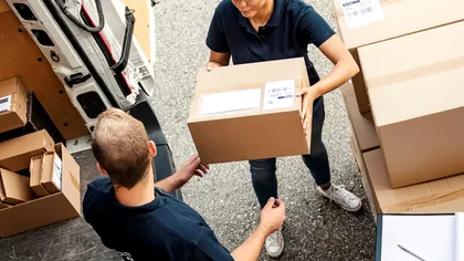 A comandat colete cu un nume fals, apoi le-a furat din depozitul firmei. Cum a „dispărut” o angajată cu 57.000 de lei